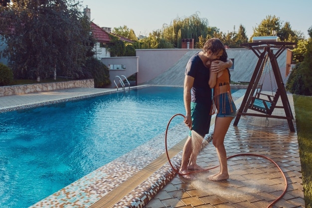 Kas sukelia žalią išgavimą iš mano akių ir ar tai užkrečiama?