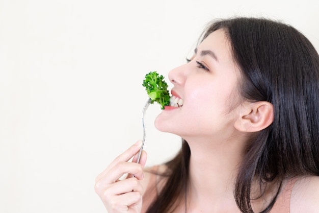 Comment votre alimentation peut aider à réduire les poussées de rosacée